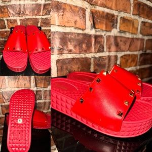 Glaze size 7 1/2 color red slide or slipper